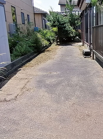 事例10 After：雑草を全て取り除いたすっきりした駐車スペース