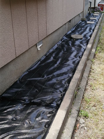 事例14 After：防草シートを設置した庭の状態