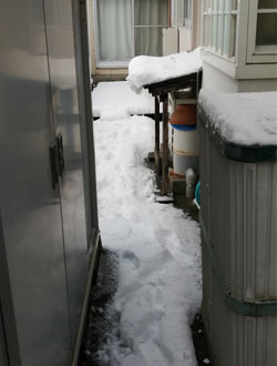 事例22 Before：雪で通路が塞がれた玄関・庭の状態