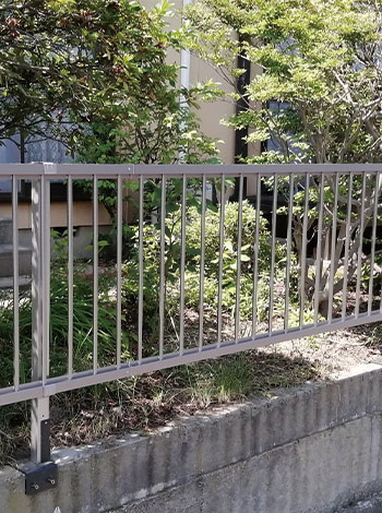 事例3 After：新しいフェンスへ交換完了・雑草も処理