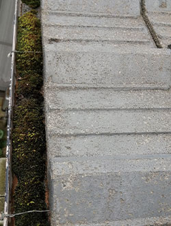 事例4 Before：水の流れが悪くなった雨樋の状態