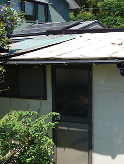 事例5 Before：解体前の老朽化した小屋の外観
