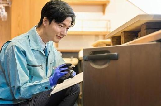 家具組立作業の様子