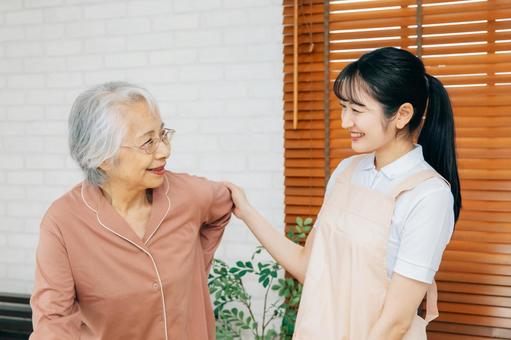 女性スタッフが対応する様子