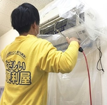 エアコン分解洗浄作業のスタッフ