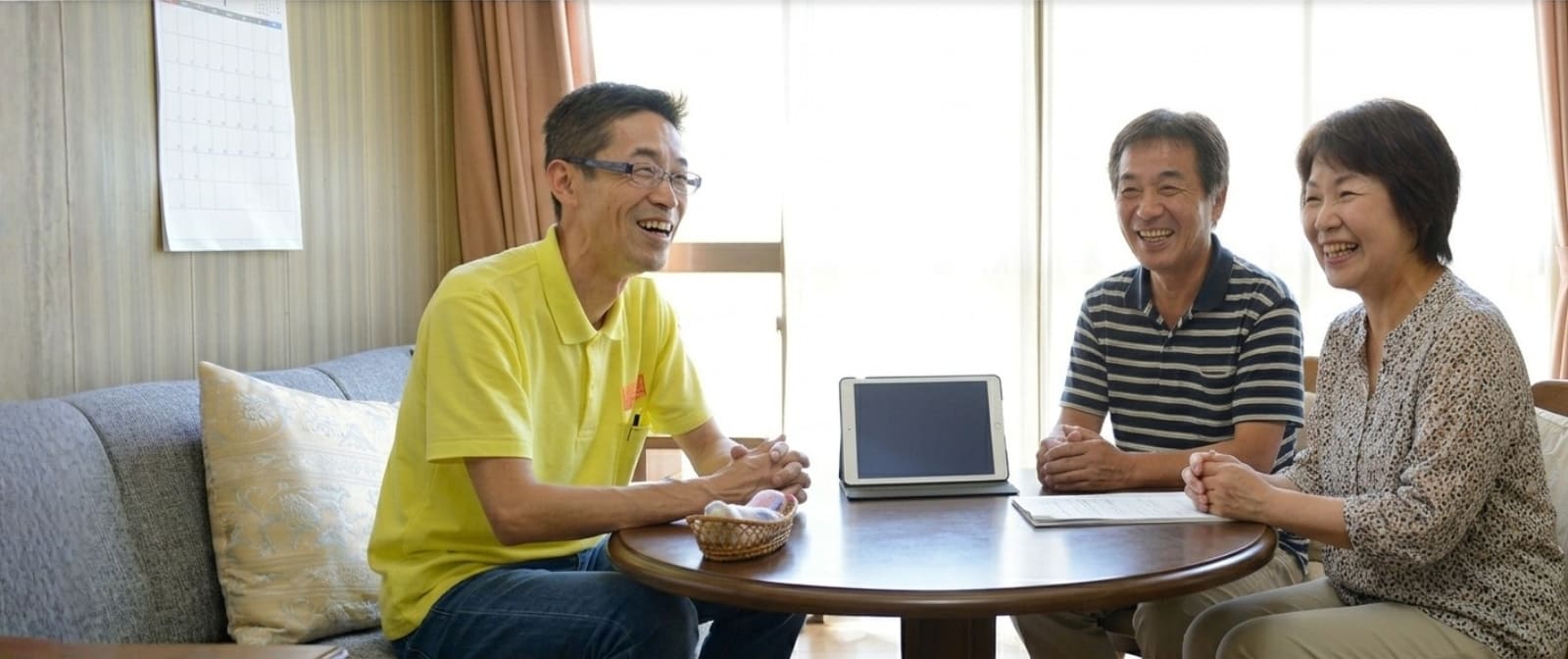 よくある質問ページ スタッフが笑顔で対応している写真