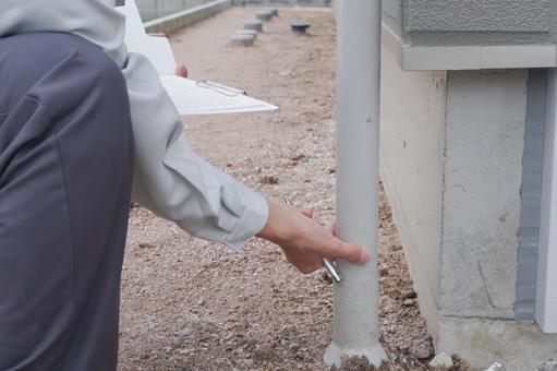 雨どい掃除作業の様子