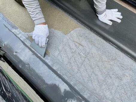 雨漏り修理作業の様子