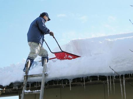 屋根雪降ろしの様子