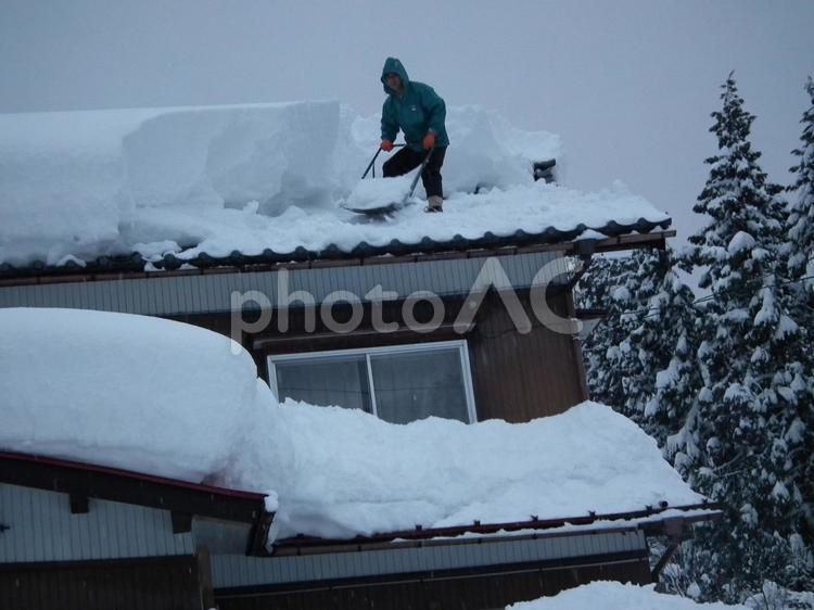 屋根の雪降ろしのイメージ